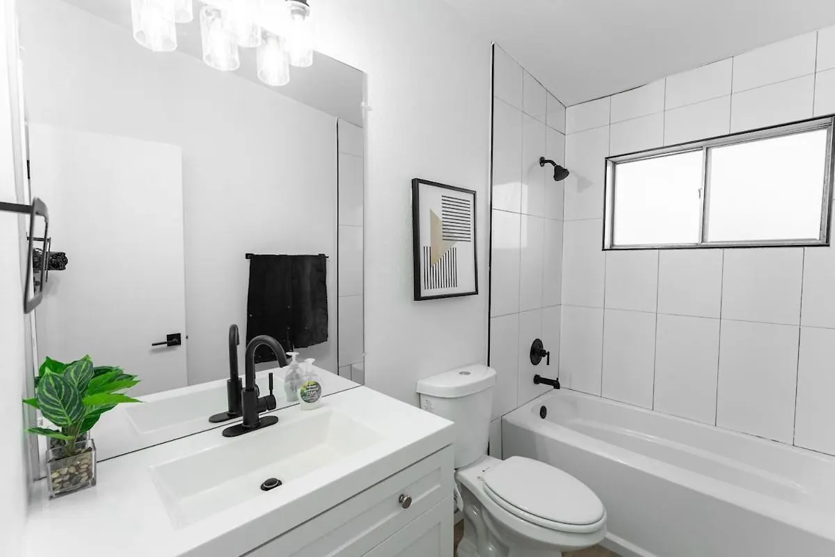 Central Old Town 2 Bedroom Apt, Gameroom & Pool Scottsdale