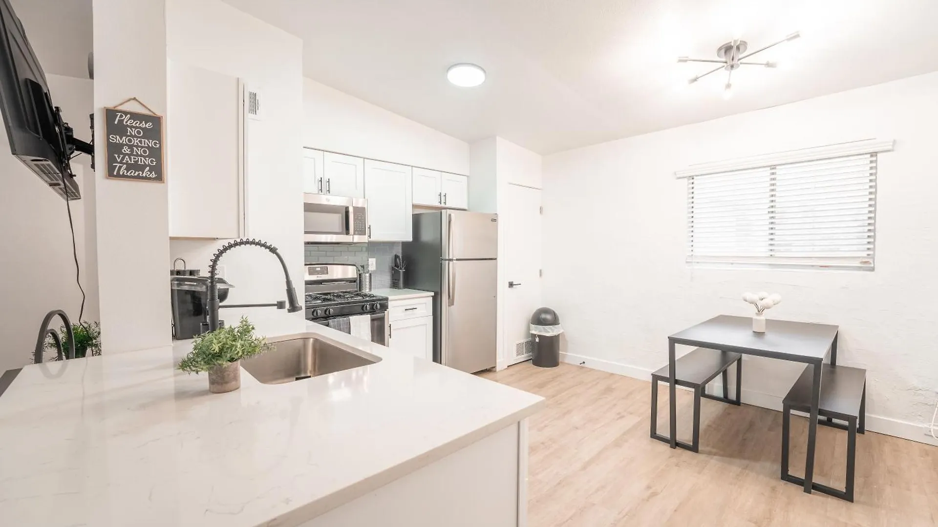 Central Old Town 2 Bedroom Apt, Gameroom & Pool Scottsdale Apartment