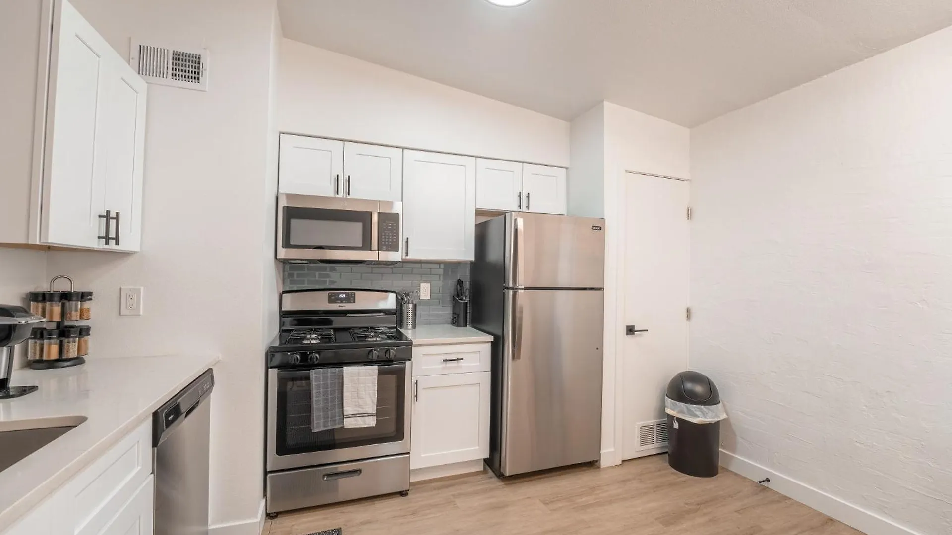 Central Old Town 2 Bedroom Apt, Gameroom & Pool Scottsdale Apartment