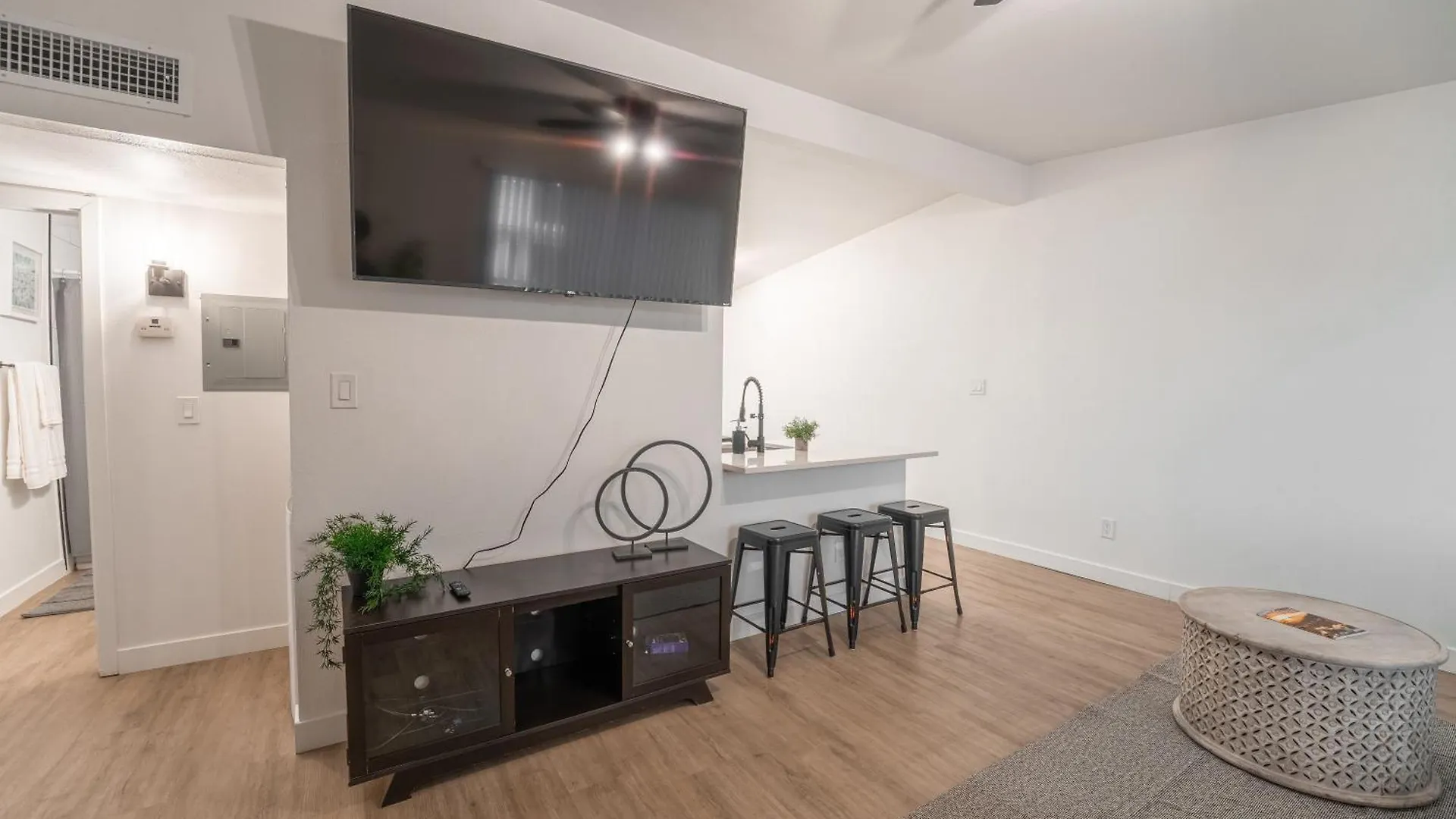 Central Old Town 2 Bedroom Apt, Gameroom & Pool Scottsdale