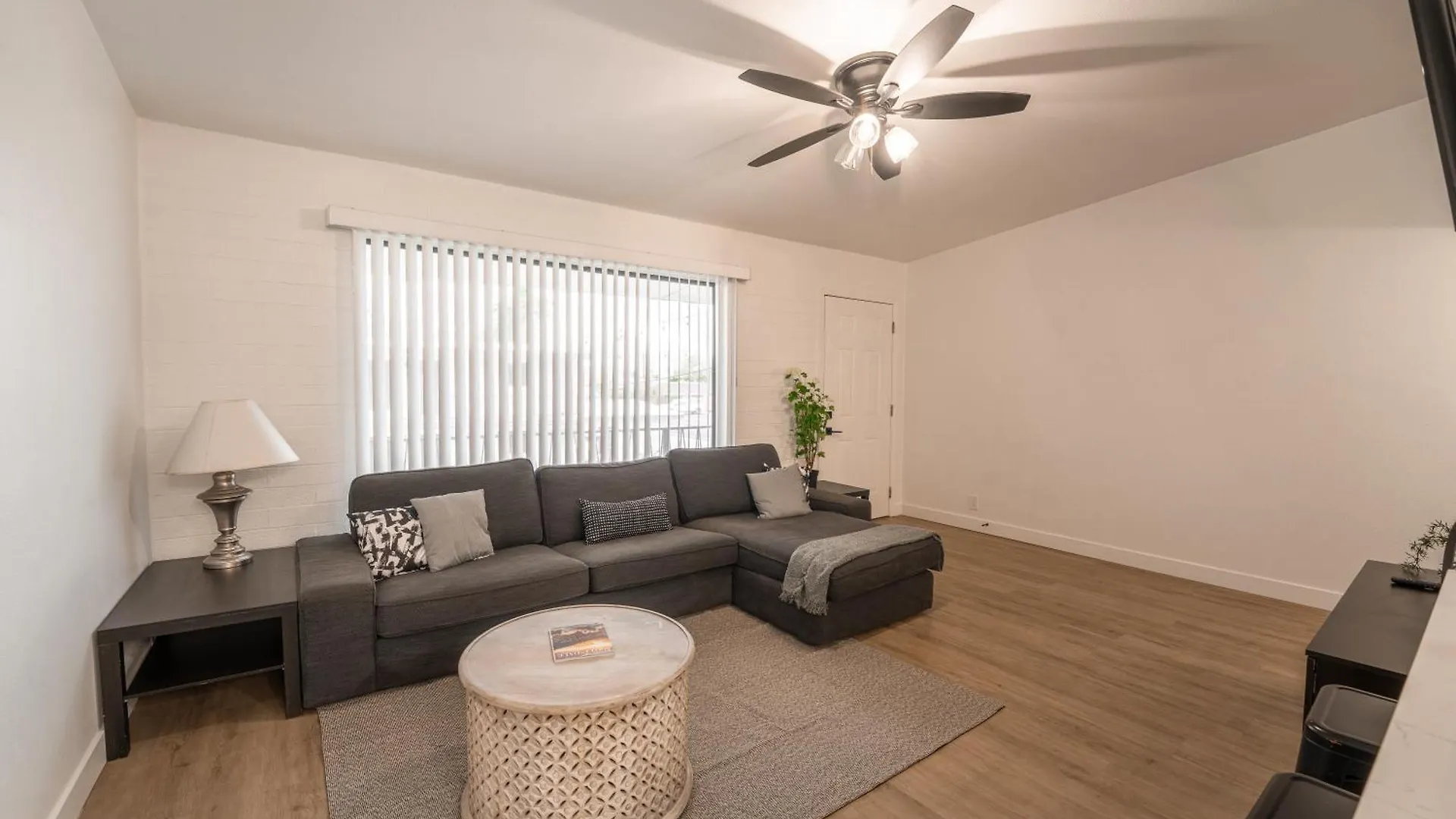 Central Old Town 2 Bedroom Apt, Gameroom & Pool Scottsdale